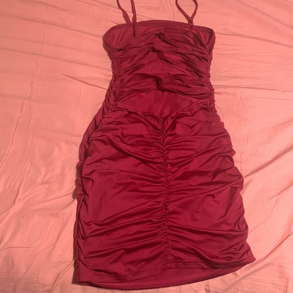 Cutout back ruched dress - Picture 3 of 6